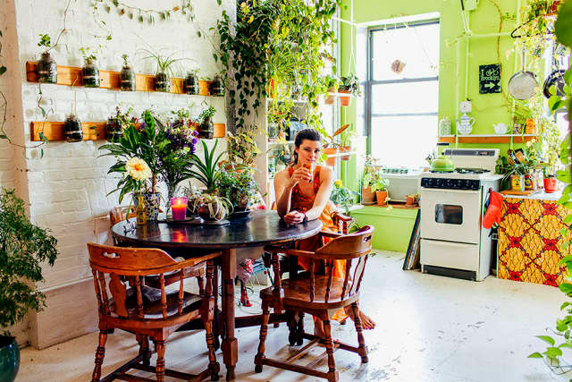 a-girl-with-a-green-thumb-500-plants-in-one-apartment-04