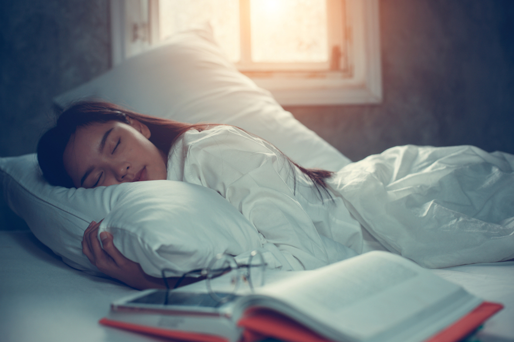 girl sleeping in the daytime.