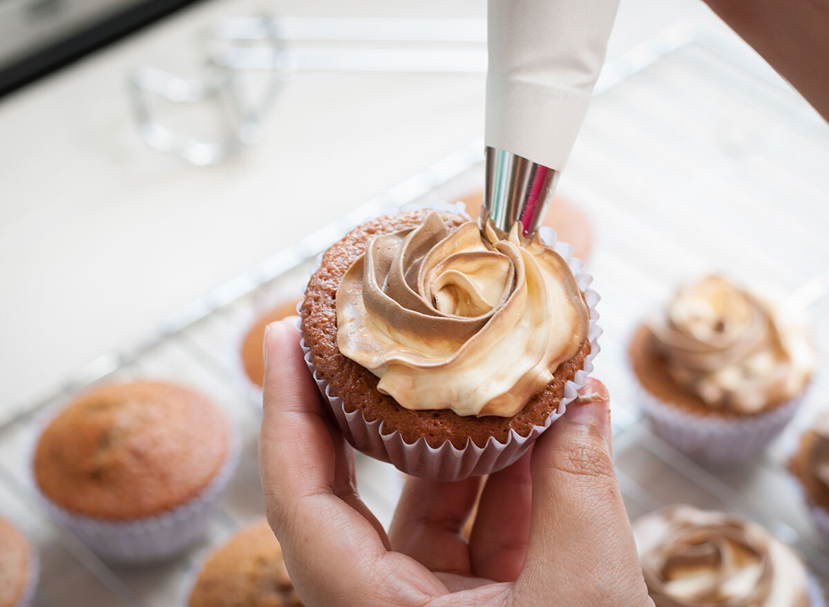 frosting cupcakes