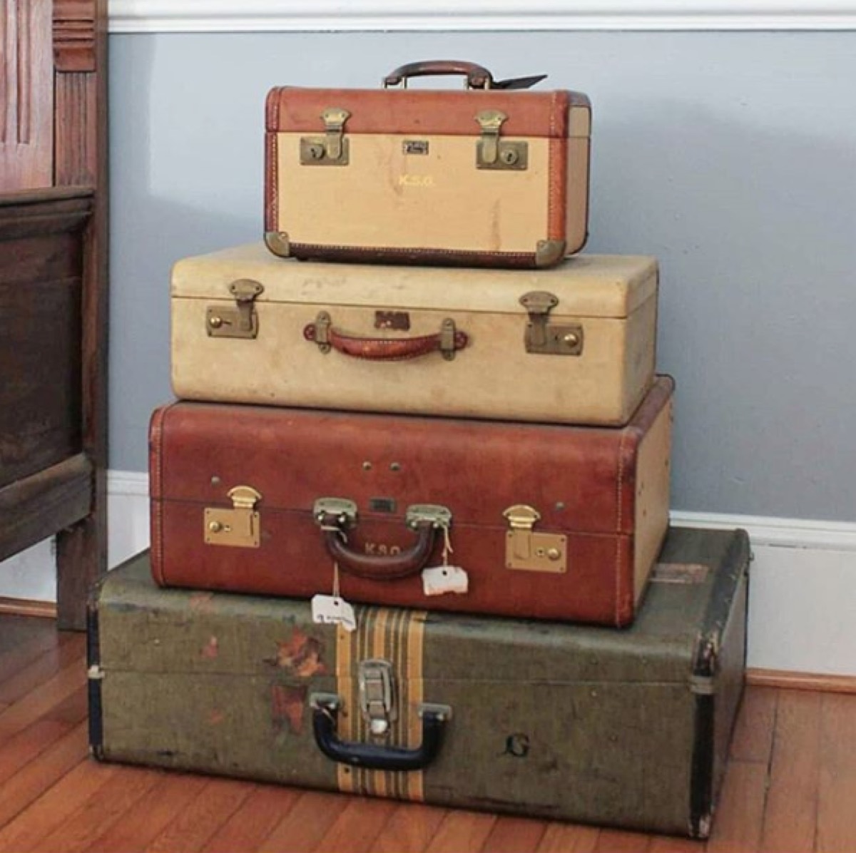 vintage-suitcases-stacked