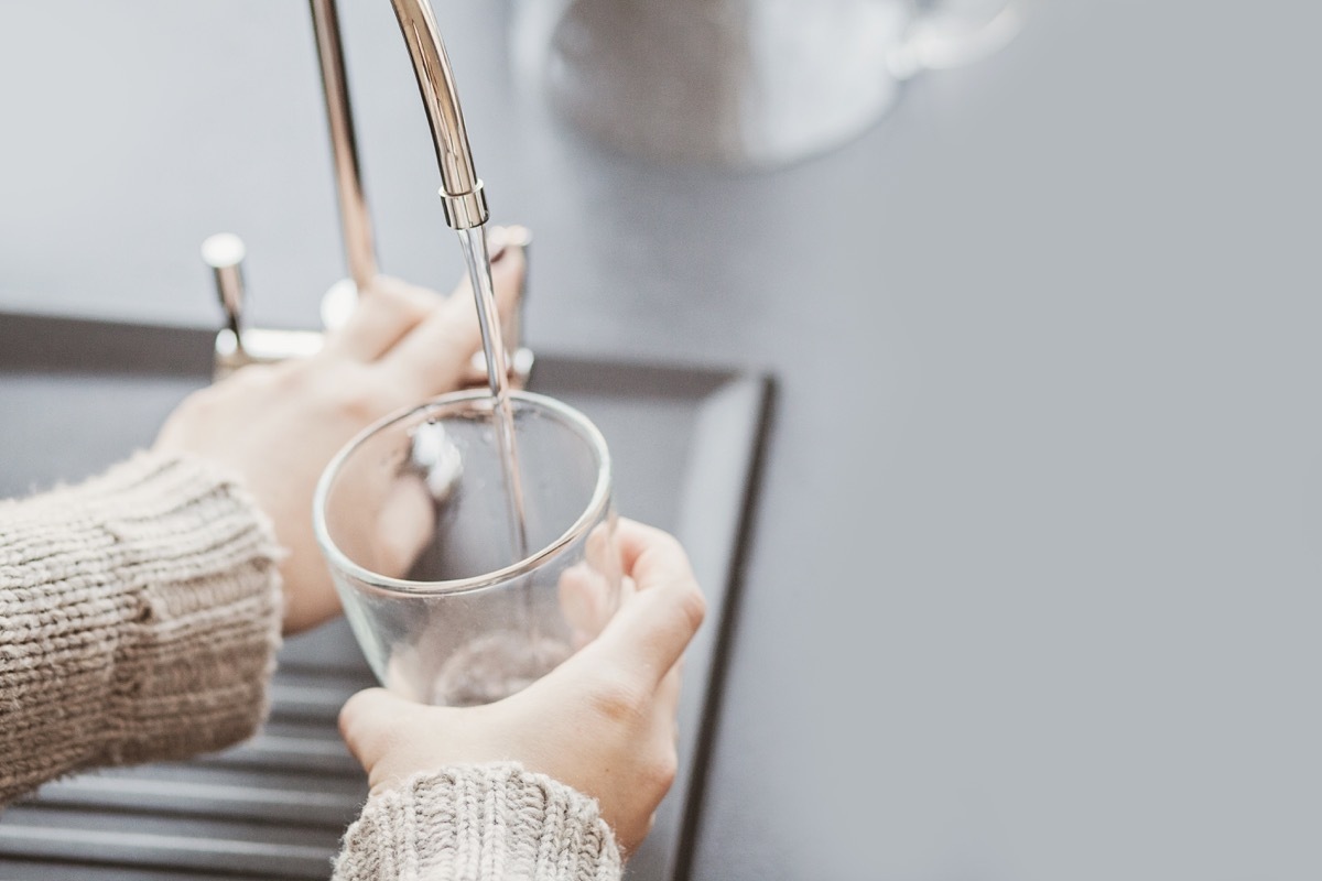 Filling glass with filtered water