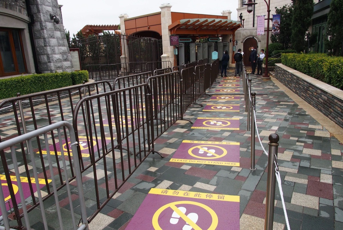 squares where you should stand apart in line to a disney ride