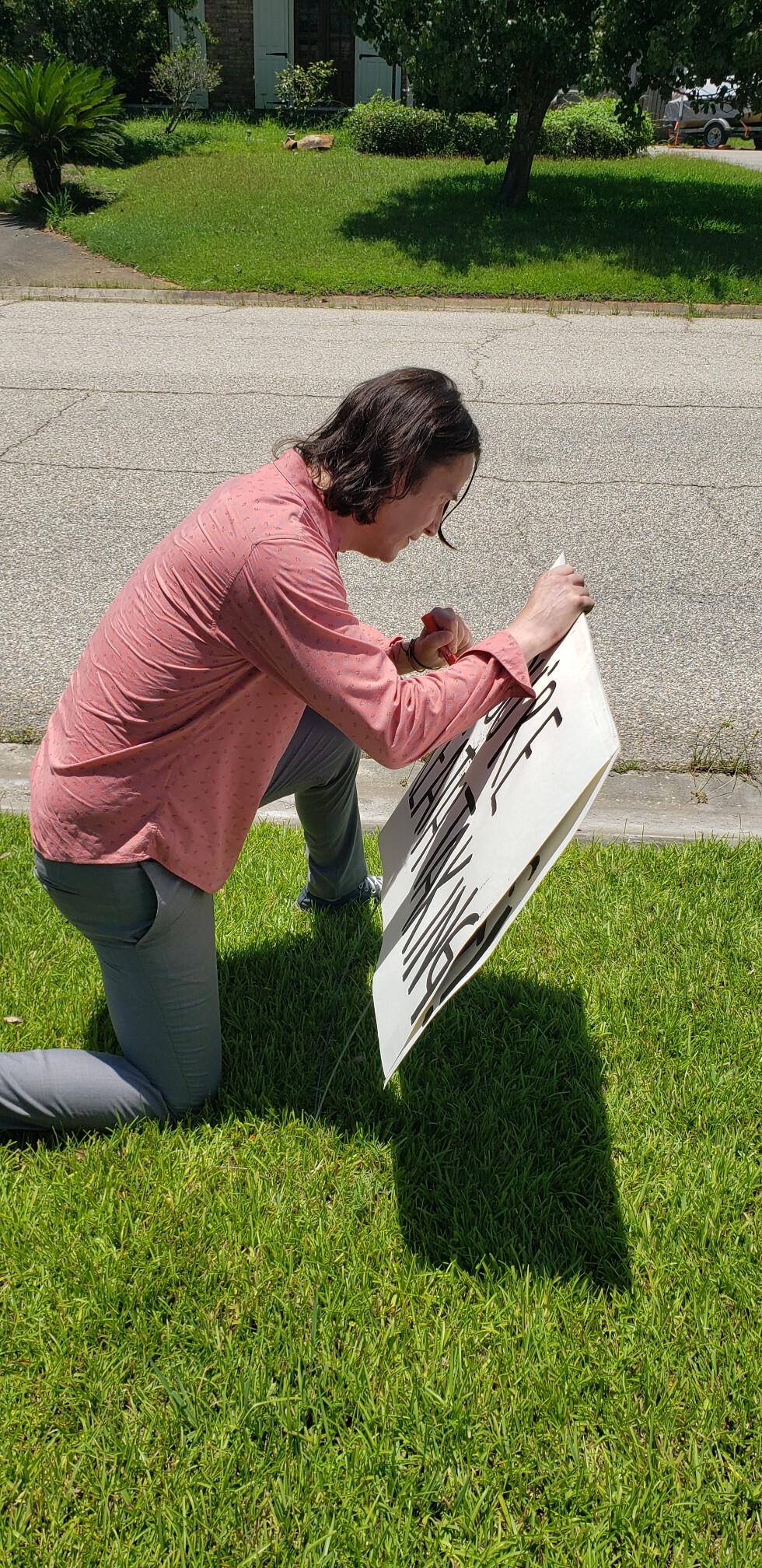 Keanu Reeves signs poster for Hunt family