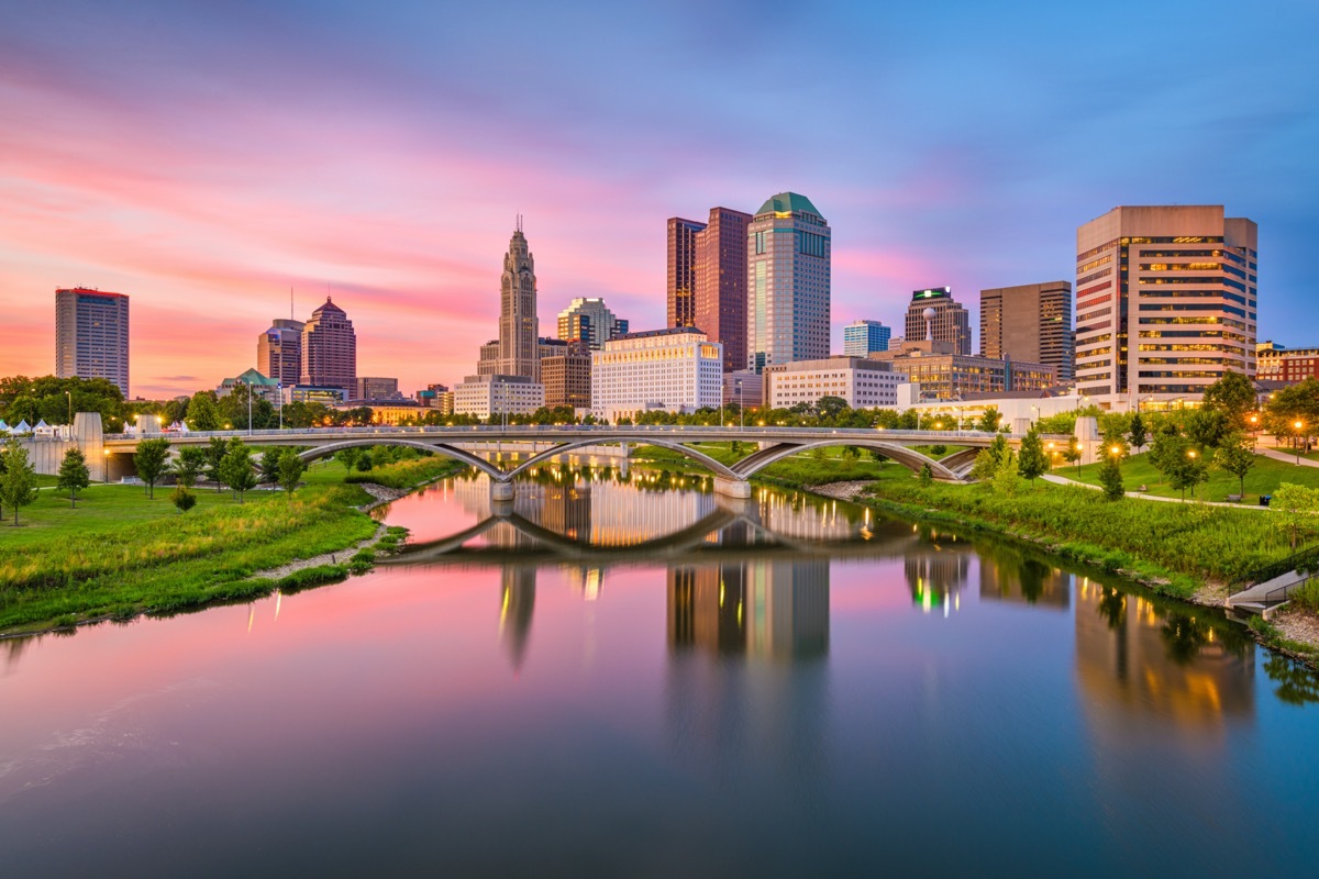 city skyline and bridge in Columbus, Ohio