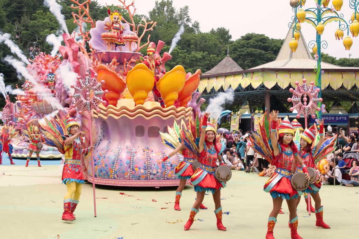 Theme park parade show