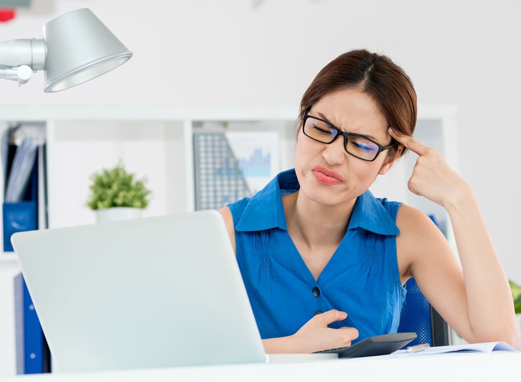 Woman being forgetful at work - what happens when you dont drink enough water