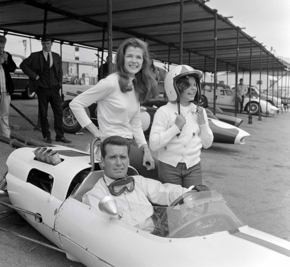 jessica walter and james garner in a formula one car