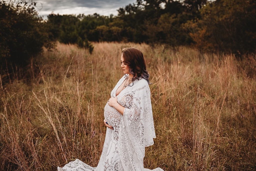 mother-to-be photoshoot for military husband killed in action