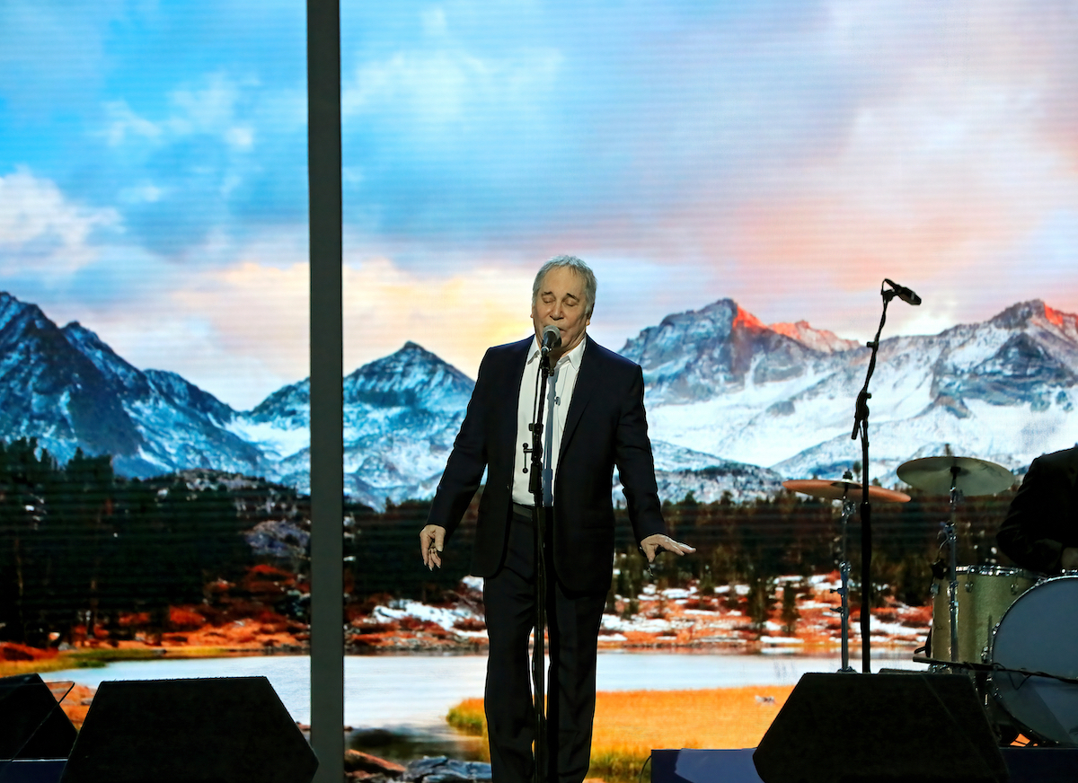 Paul Simon performing at the 2016 Democratic National Convention