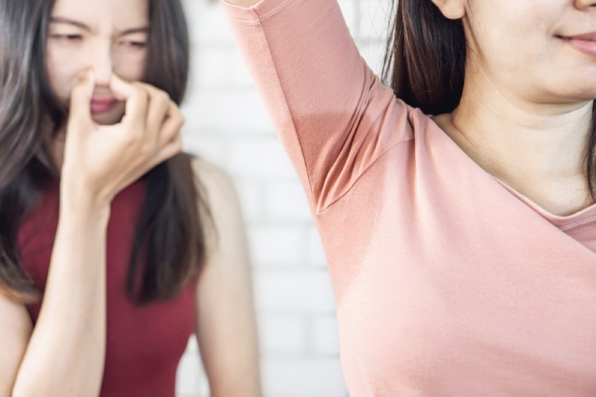 woman with armpit stain, female friend