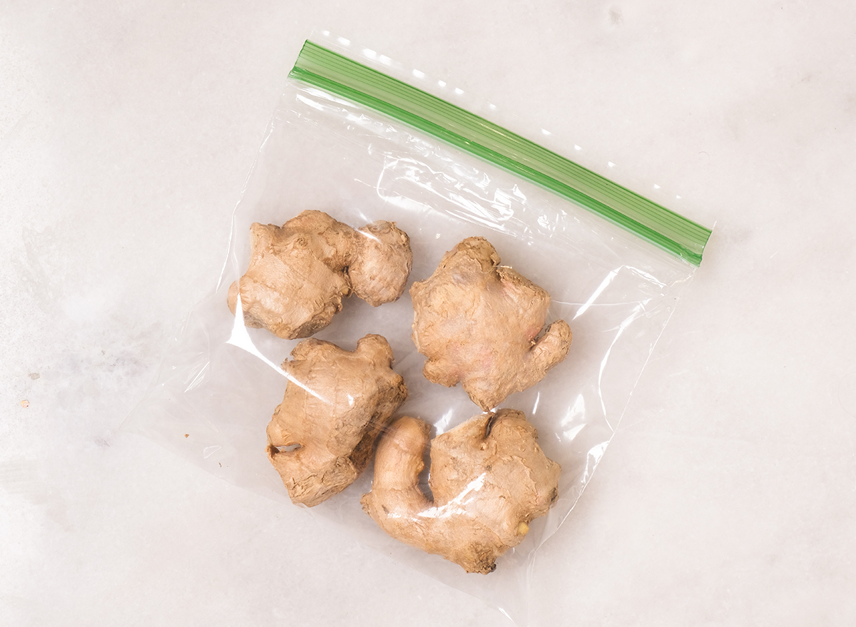 store ginger in a ziplock plastic bag