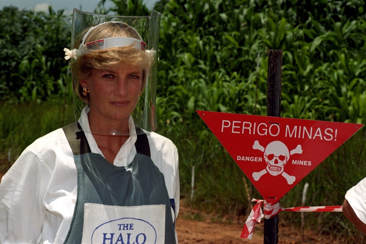 Princess Diana walks in landmines in Angola