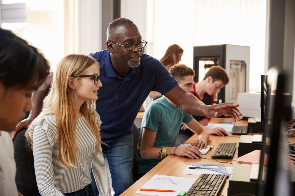 computer teacher helping student, things you should never say to a teacher