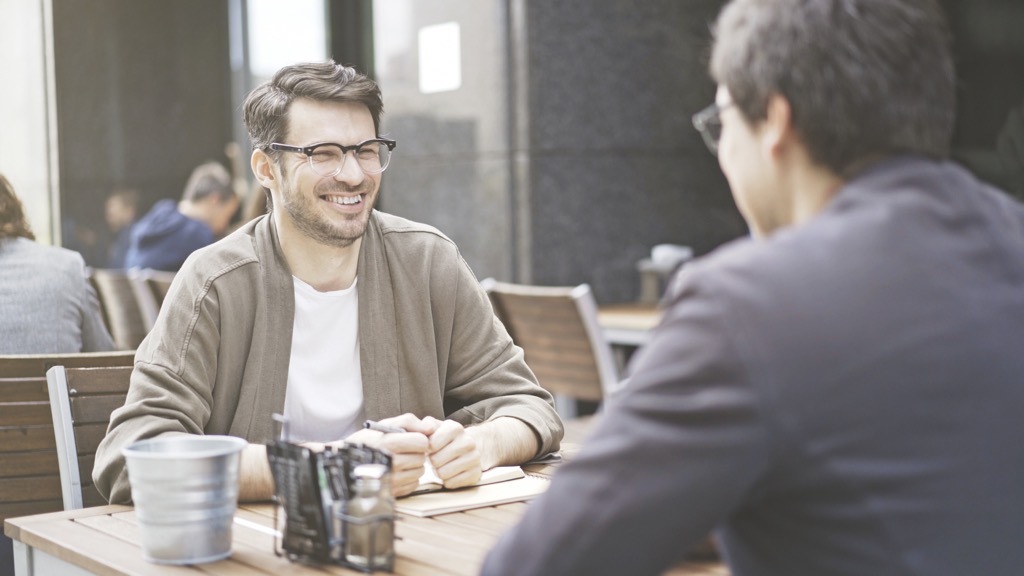 two friends drinking at restaurant things you should never say to a single parent