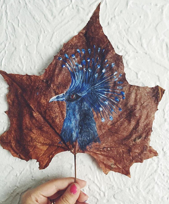 this-artist-is-painting-incredible-works-of-art-on-dried-leaves-02