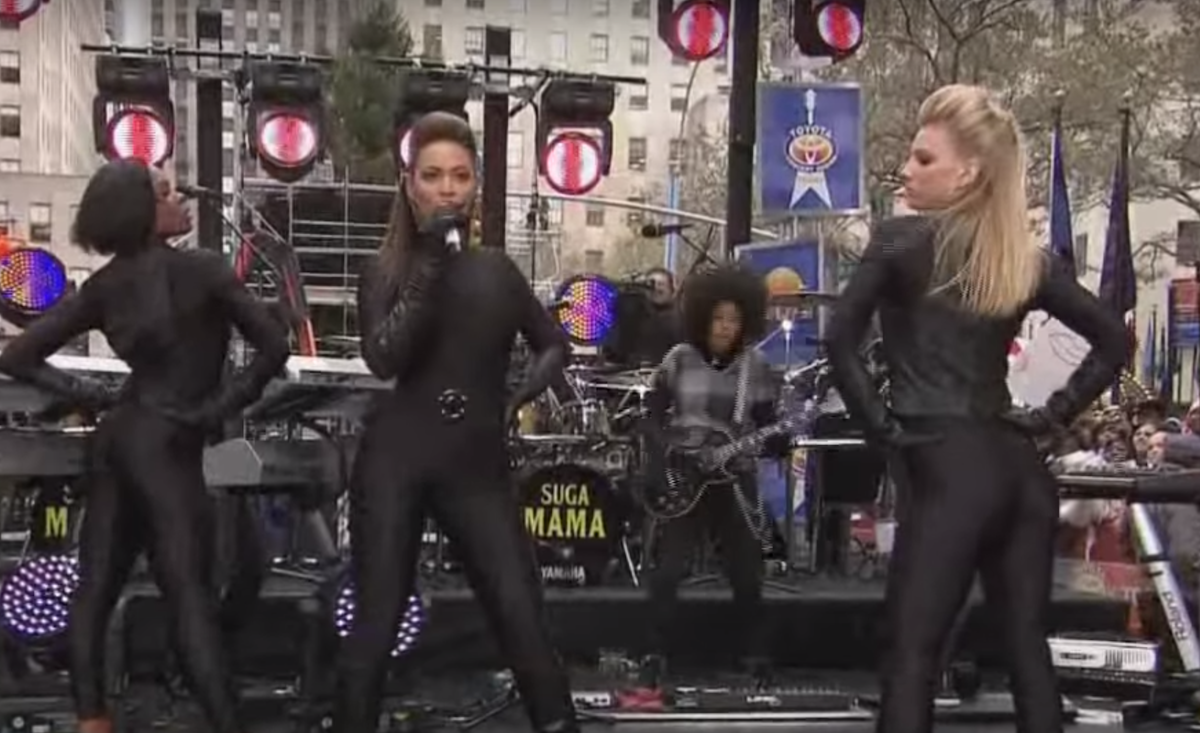 Heather Morris dancing with Beyoncé during a performance on the 