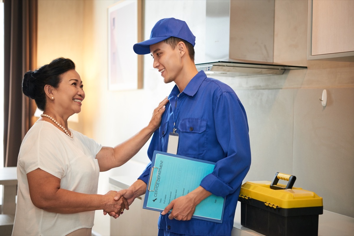 older woman thanking young delivery person