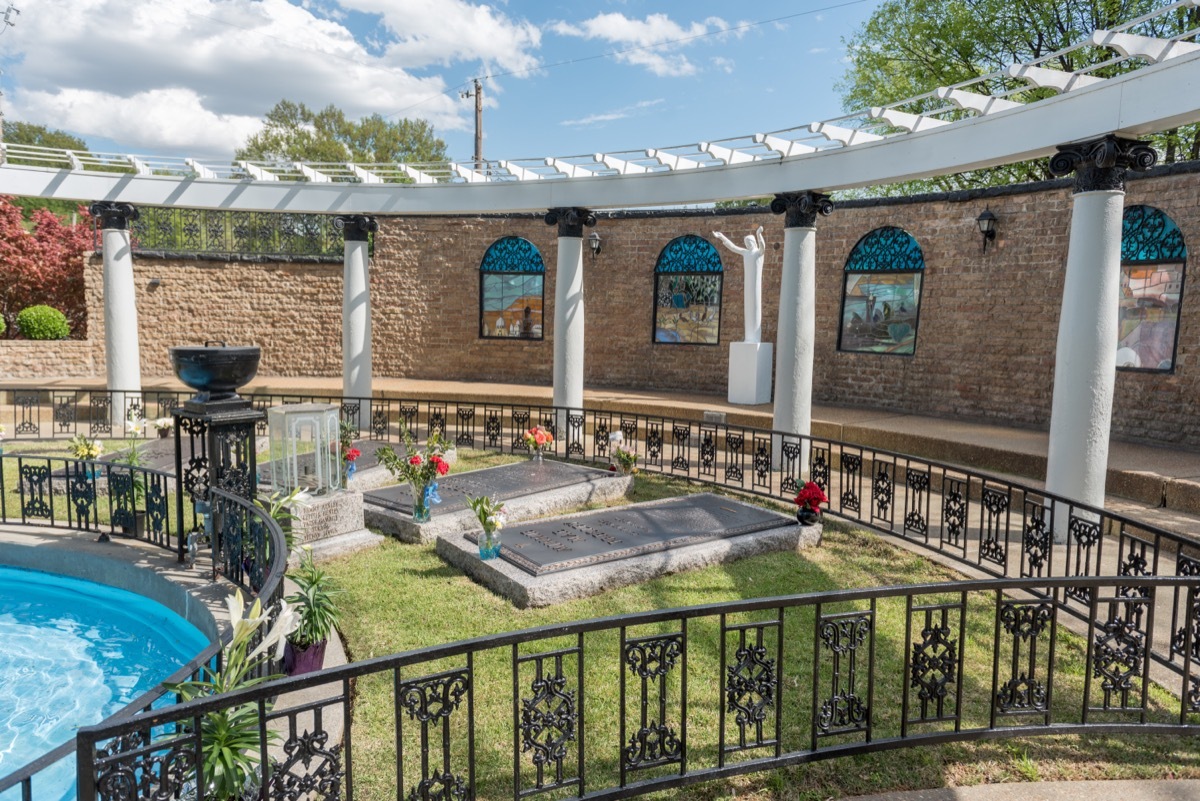 memorial-garden-graceland