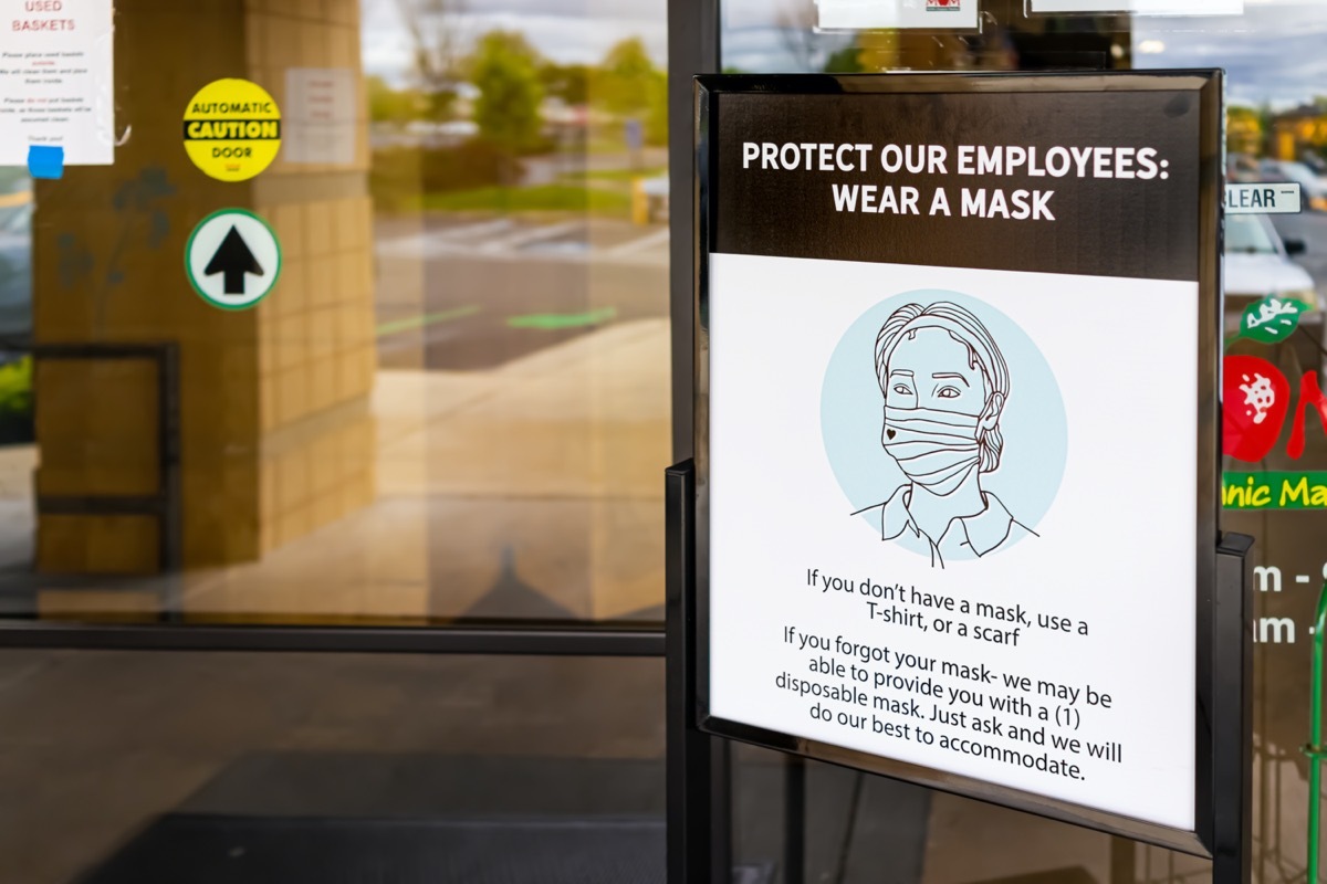 sign in front of supermarket indicating that coronavirus masks are required