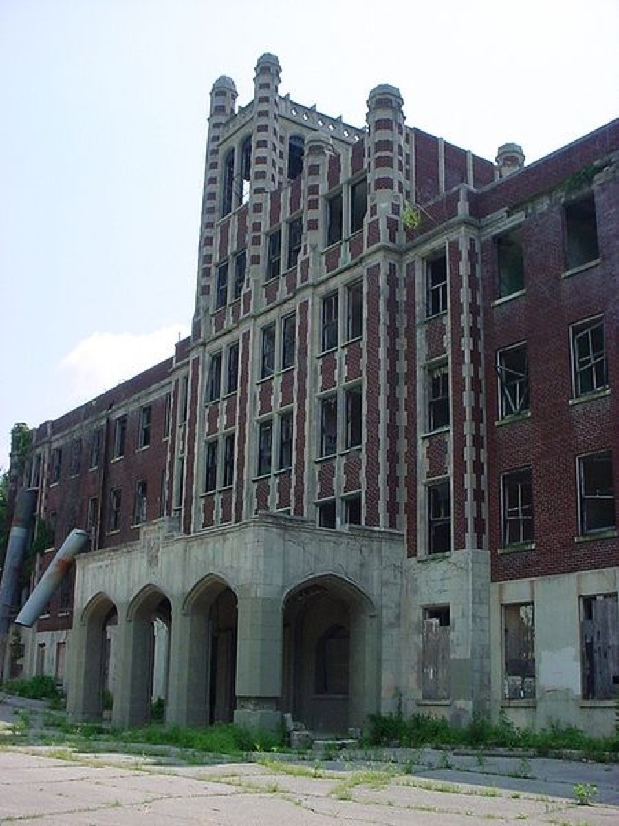 Waverly Hills Sanatorium Louisville Kentucky creepiest abandoned buildings