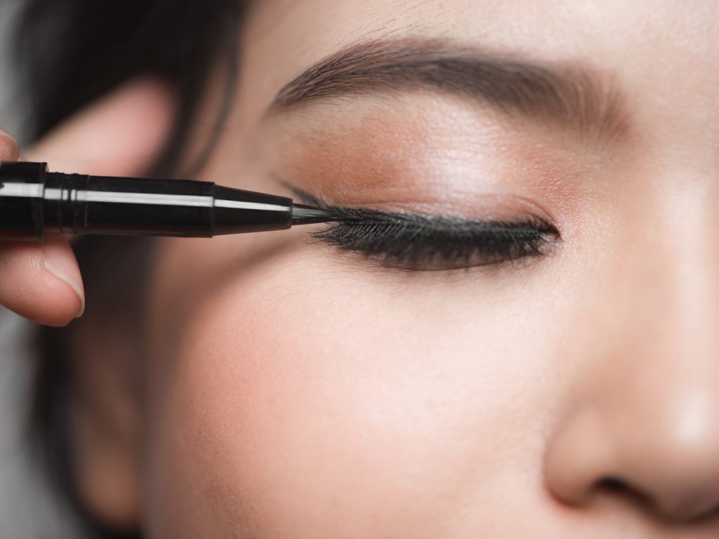  liquid liner to the upper waterline of your eyes | How To Apply Mascara Like A Pro | Her Beauty