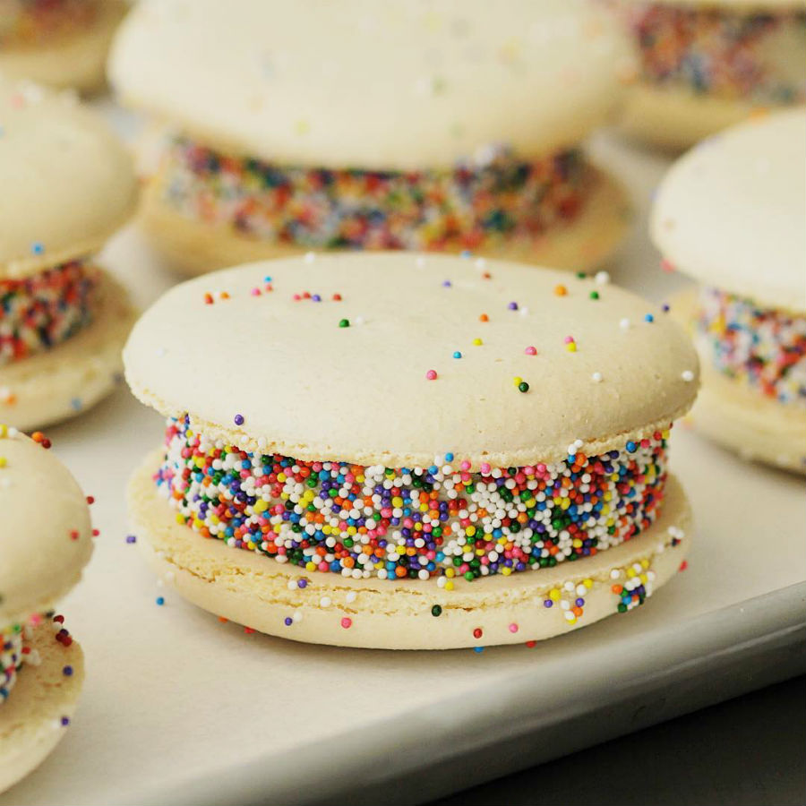 macaron-ice-cream-sandwiches-the-newest-dessert-trend-and-we-are-all-for-it-06