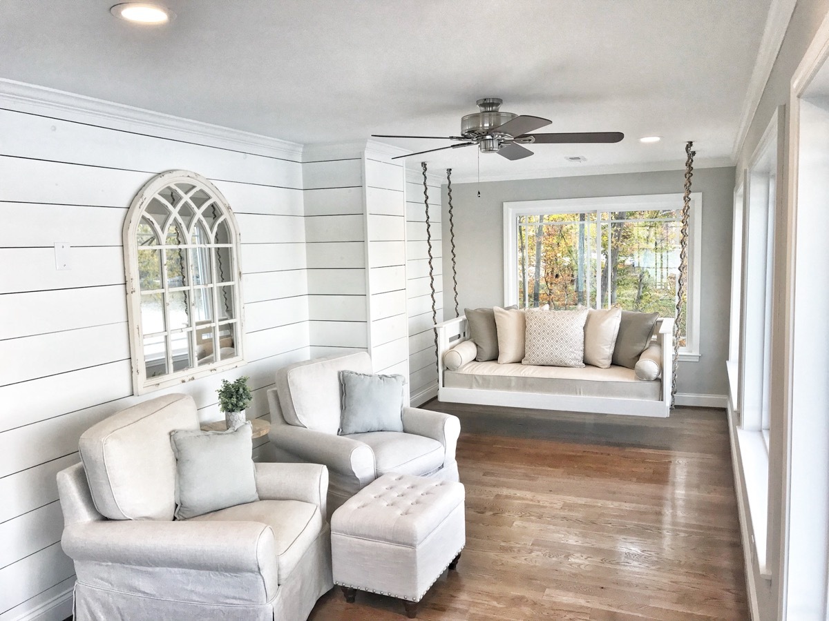 Textured wall and indoor swing in a lake house sun room