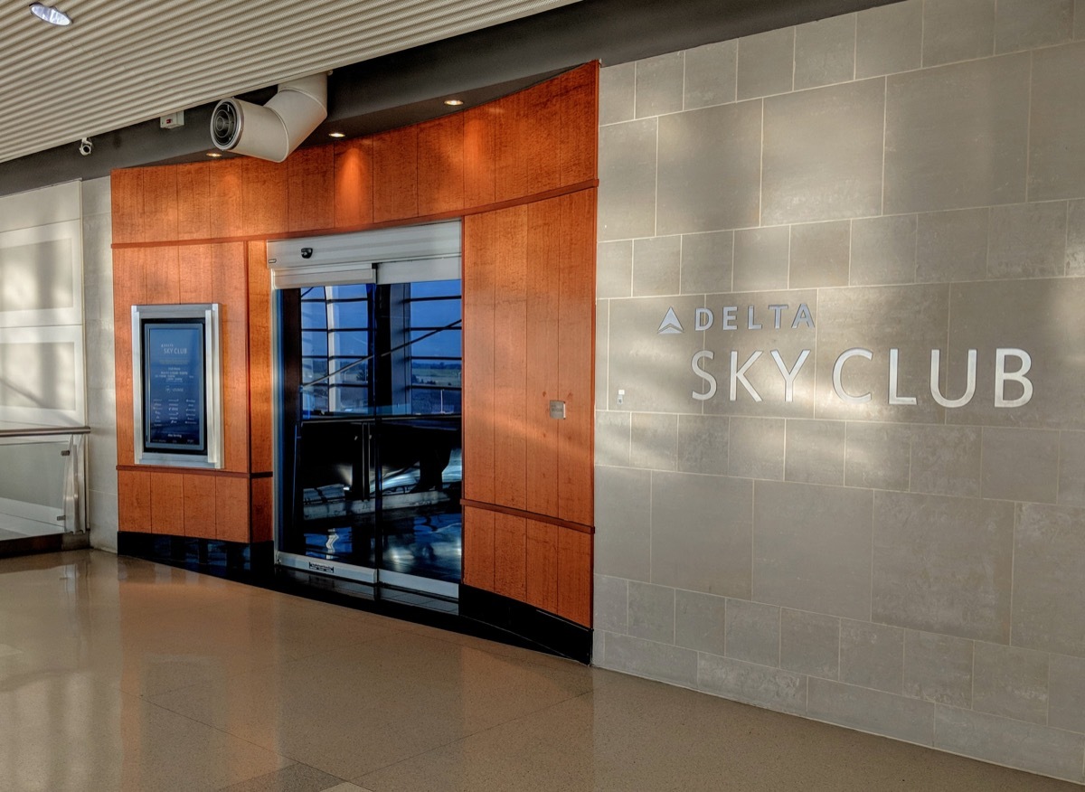 delta sky club lounge