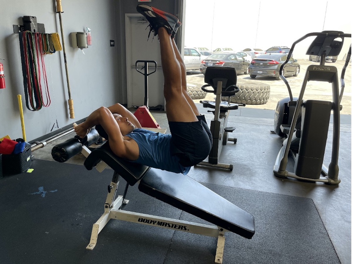 2 decline bench leg raise